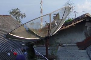 Rem Blong Motor Tersangkut di Atap Rumah Warga