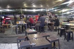 Video Viral Mobil CRV Seruduk Sejumlah Sepeda Motor di Warung Makan Pinggir Jalan