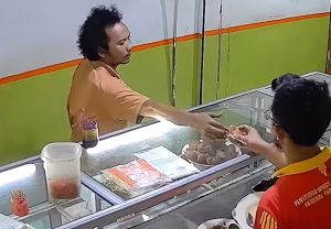 Pria Kribo Viral Bayar Makan Seenaknya di Warteg Jakpus, Berakhir Diamankan Polisi
