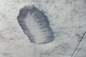 Viral Awan Berbentuk Aneh Terekam Video di Jember