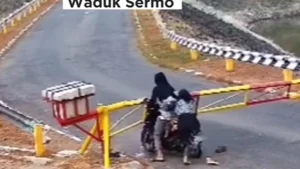 Viral: Dua Remaja ‘Seruduk’ Portal Waduk Sermo dengan Motor