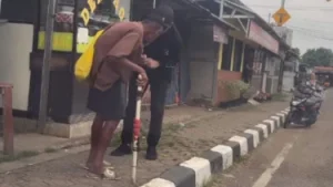 Seorang Kakek Menolak Diberi Sedekah Karena Dianggap Terlalu Banyak