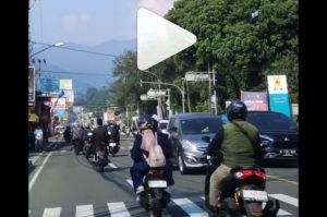 Viral Pemotor Tendang Spion Mobil Sampai Patah di Puncak Bogor