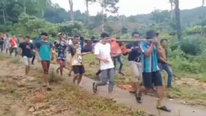 Viral! Warga Pasaman Barat Gotong Pasien Sakit dengan Tandu karena Akses Jalan Sulit