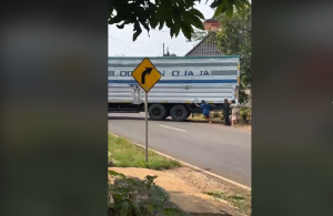 Emak-emak Dorong Truk Mogok di Jalan VIRAL