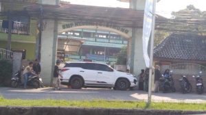 Anaknya Tak Lolos PPDB, Ortu di Cibinong Blokir Gerbang Sekolah Pakai Fortuner