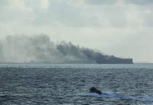Dua Kapal Tanker Minyak Terbakar di Laut Singapura