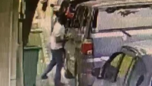 Terekam CCTV: Maling Bermobil Beraksi di Rest Area Tol Puncak Bogor, Kendaraan Wisatawan Jadi Sasaran