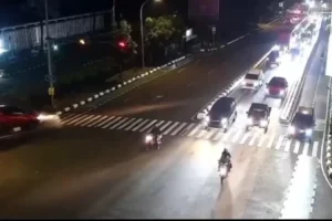 Mobil Ayla Terobos Lampu Merah Ditabrak Fortuner, Sopir tewas