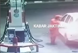 Pemobil Kabur Usai Isi Pertamax Rp300 Ribu di Jaktim, Petugas Terseret Keluar SPBU