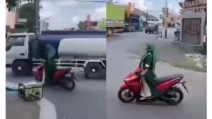 Viral Aksi Nekat Emak-emak Bawa Motor Sambil Berdiri Nyaris Terserempet Truk