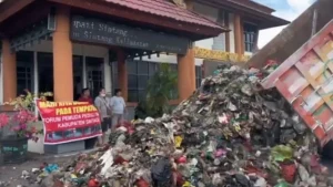 Viral Aksi Warga Buang Sampah di Depan Kantor Bupati Sintang, Sebagai Bentuk Protes