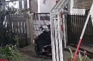 VIRAL Maling Motor Nekat Mencuri saat Kondisi Ramai di Larangan Indah Terekam CCTV
