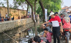 Peringati HUT RI ke-79 Dua Ton Ikan Lele Dilepas di Sepanjang Kali Sipon Tangerang