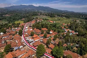 Warga Majalengka Sambut Hari Kemerdekaan RI Kibarkan Bendera Merah Putih Sepanjang 1 KM