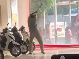 VIRAL Pria Ngamuk Hancurkan Motor di Showroom gegara Uang DP Kurang