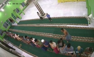 Pria Tanpa Baju Pukul Remaja Sedang Sholat Maghrib di Masjid An Nur Tanjungpinang
