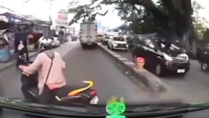 VIRAL Emak-emak Naik Motor Putar Balik Halangi Ambulans