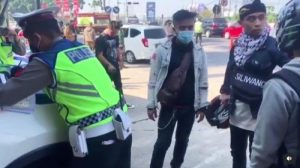 VIRAL Pemotor Kesurupan saat Ditilang Polisi : Ieu Wilayah Aing