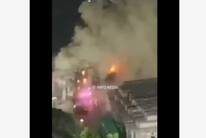 VIRAL Kebakaran Hebat Melahap Pabrik di Jababeka Cikarang Barat