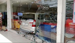 Salah Oper Gigi, Mobil Seruduk Minimarket di Cinere Depok