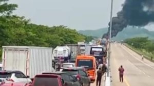 Truk Kontainer Terbakar di KM 359 Tol Semarang-Batang, Kini Jalur Ditutup Sementara