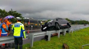 Fortuner Nyangkut di Besi Pembatas Jalan Tol Solo-Ngawi