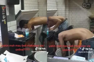 Video Viral Karyawan Ayam Jatinangor House Siapkan Makanan Tak Pakai Baju