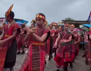 1.375 Siswa Samosir Tari Tortor Hata Sopisik untuk Pecahkan Rekor MURI