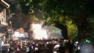 VIRAL Tawuran Antar Warga di Duren Sawit Mencekam dari Pakai Batu Hingga Sajam