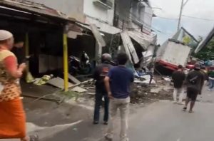 Kecelakaan Beruntun Truk Rem Blong Terjadi di Turunan Silayur Ngaliyan