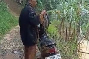 VIRAL Seorang Orang Guru Terjang Tanah Longsor di Lebak Demi Bisa Mengajar