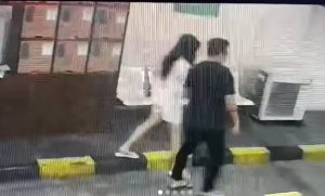 Viral, Buntut Ketahuan Selingkuh Istri Tabrak Suami dan Terseret hingga Patah Kaki