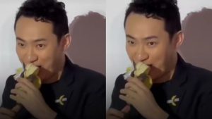 Pria Ini Langsung Gigit Pisang yang Dibelinya Seharga Rp99,5 Miliar