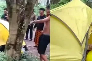 Tenda Kuning Bergoyang Siang Bolong Diduga Pasangan Sedang Mesum di Perkemahan