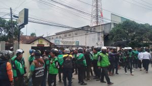VIRAL Bentrok Ojol vs Opang di Stasiun Cimekar Bandung