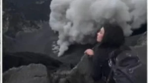 Viral Wanita Nekat Mendaki Gunung Dukono yang Sedang Erupsi
