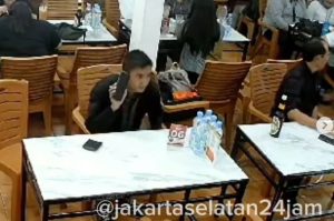 VIRAL Maling Laptop Modus Geser Tas di Warkop Agam Tebet Jaksel Terekam CCTV