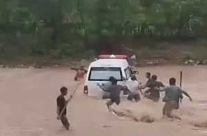 Viral Ambulans Nekat Terobos Sungai di Kupang dan Sempat Terjebak Demi Nyawa Ibu Hamil
