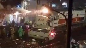 Ngeri! Mobil Dihantam Kereta Commuter Line di Asemrowo Surabaya, Begini Kondisinya