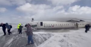 Pesawat Delta Airlines Terbalik di Bandara Toronto AS