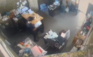 Viral Aksi Petugas SPBU Nekat Curi Uang BBM Rp68 Juta Terekam CCTV