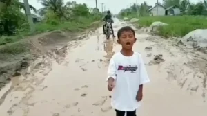 Bocah SD Bikin Video Sapa Prabowo Minta Perbaiki Jalan Rusak di Lampung