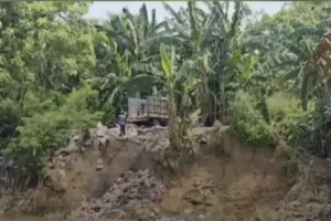 Viral! Mobil Bak Buang Sampah ke Kali Bekasi