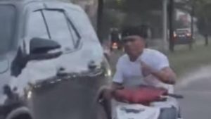 Viral Aksi Abang Jago di Pekanbaru Acungkan Pisau dan Rusak Mobil yang Tengah Melintas di Jalan Raya