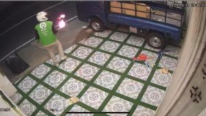 Aksi Nekat Seorang Pria Berjaket Ojol Bakar Mobil Pikap Terekam CCTV