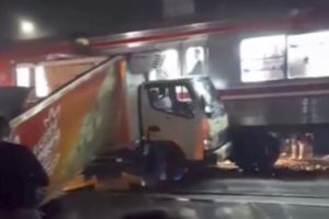 Mobil Boks Tertabrak KRL di Bojonggede