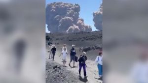 Viral Puluhan Pendaki Lari Berhamburan saat Gunung Etna Meletus