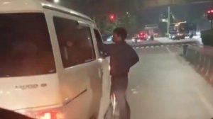 Viral Pengemudi Mobil Dipalak Pakai Sajam di Lampu Merah Pulomas Jakarta Timur