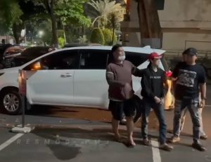 Viral Aksi Nekat Wanita Pencuri Taksi Online di Bekasi Ditangkap, Sempat Kabur ke Atap